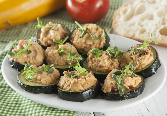 Рецепт «Закуска из&nbsp;цукини с&nbsp;хумусом»