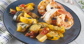 Огненные креветки с&nbsp;быстрым рататуем