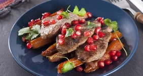 Говядина с&nbsp;карамелизированной морковью и&nbsp;гранатом