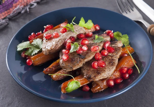 Рецепт «Говядина с&nbsp;карамелизированной морковью и&nbsp;гранатом»