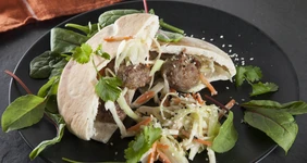 Пита с&nbsp;тефтелями и&nbsp;капустным салатом