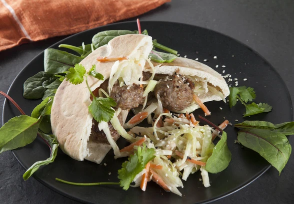 Рецепт «Пита с&nbsp;тефтелями и&nbsp;капустным салатом»