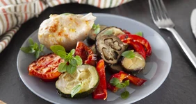 Куриные ножки с&nbsp;запеченными овощами