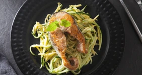 Красная рыба с&nbsp;салатом из&nbsp;манго и&nbsp;огурца