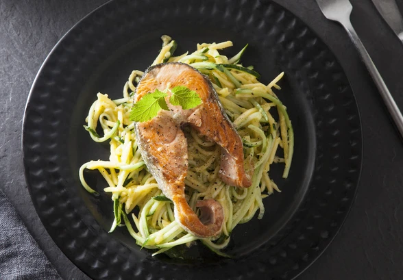 Рецепт «Красная рыба с&nbsp;салатом из&nbsp;манго и&nbsp;огурца»