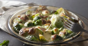 Брюссельская капуста под&nbsp;сырной корочкой