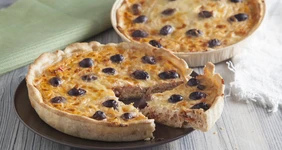 Киш с&nbsp;тунцом, томатами и&nbsp;маслинами