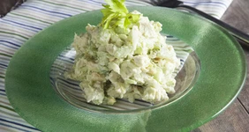 Салат с&nbsp;куриной грудкой и&nbsp;сыром