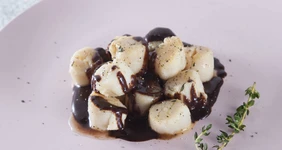 Гребешки с&nbsp;острым шоколадным соусом