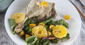 Конфи из&nbsp;утки с&nbsp;кумкватами и&nbsp;кейлом