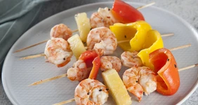 Креветки с&nbsp;ананасами на&nbsp;шпажках