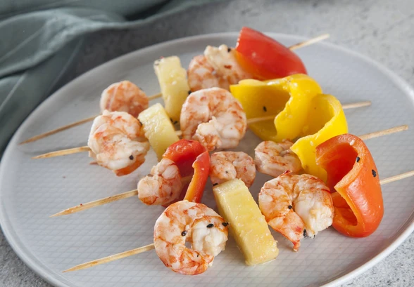 Рецепт «Креветки с&nbsp;ананасами на&nbsp;шпажках»