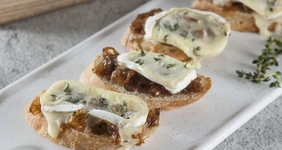 Тосты с&nbsp;карамелизированным луком и&nbsp;камамбером