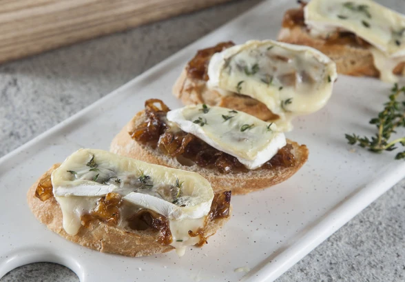 Рецепт «Тосты с&nbsp;карамелизированным луком и&nbsp;камамбером»