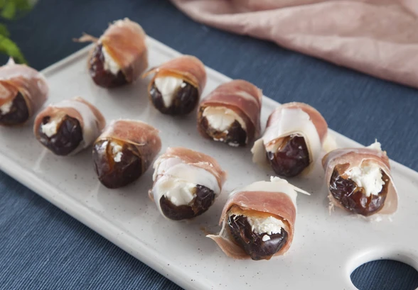 Рецепт «Финики с&nbsp;брынзой и&nbsp;беконом»