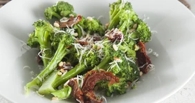 Брокколи с&nbsp;вялеными томатами и&nbsp;кедровыми орешками