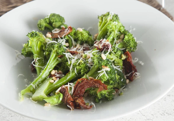 Рецепт «Брокколи с&nbsp;вялеными томатами и&nbsp;кедровыми орешками»