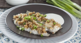 Судак с&nbsp;луковой крошкой и&nbsp;соусом с&nbsp;хреном