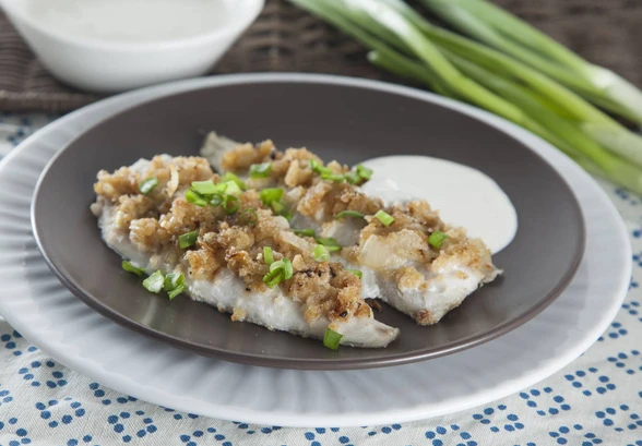 Рецепт «Судак с&nbsp;луковой крошкой и&nbsp;соусом с&nbsp;хреном»