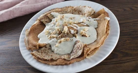 Блины с&nbsp;соусом из&nbsp;голубого сыра