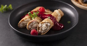 Блины с&nbsp;рикоттой и&nbsp;малиновым соусом