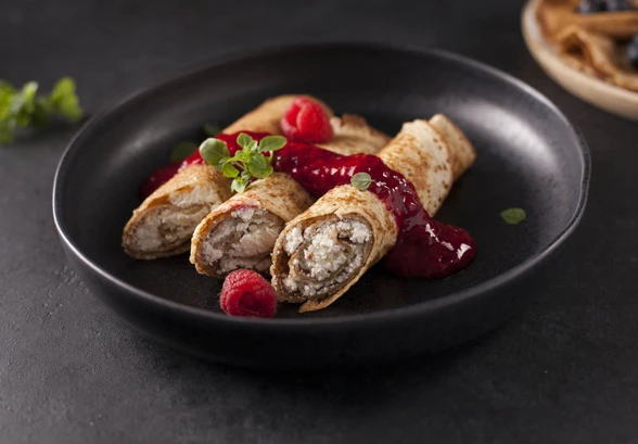 Рецепт «Блины с&nbsp;рикоттой и&nbsp;малиновым соусом»