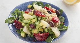 Салат с&nbsp;киноа, авокадо и&nbsp;апельсинами