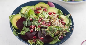 Салат со свеклой, авокадо и&nbsp;гранатом