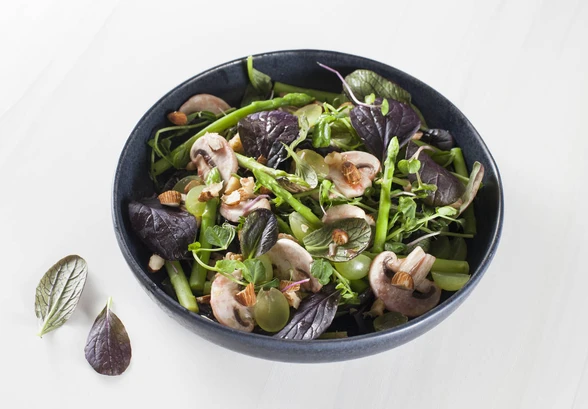 Рецепт «Салат с&nbsp;шампиньонами и&nbsp;спаржей»