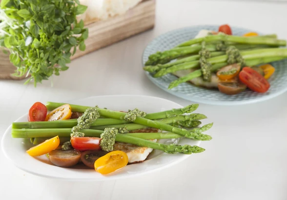 Рецепт «Халумис со спаржей и&nbsp;песто»