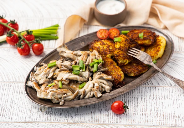 Рецепт «Драники с&nbsp;вешенками в&nbsp;сливочном соусе»