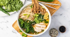 Азиатский суп с&nbsp;грибами эноки и&nbsp;гречневой лапшой