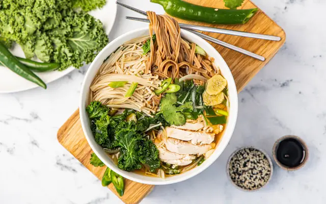 Азиатский суп с&nbsp;грибами эноки и&nbsp;гречневой лапшой