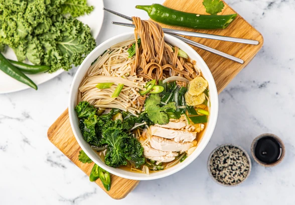 Рецепт «Азиатский суп с&nbsp;грибами эноки и&nbsp;гречневой лапшой»