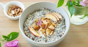 Каша из&nbsp;киноа на&nbsp;кокосовом молоке с&nbsp;нектарином и&nbsp;миндалём