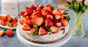 10 рецептов с&nbsp;клубникой: от&nbsp;летнего супа до&nbsp;молочного коктейля