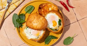 Яйца в&nbsp;хлебе со шпинатом и&nbsp;сыром