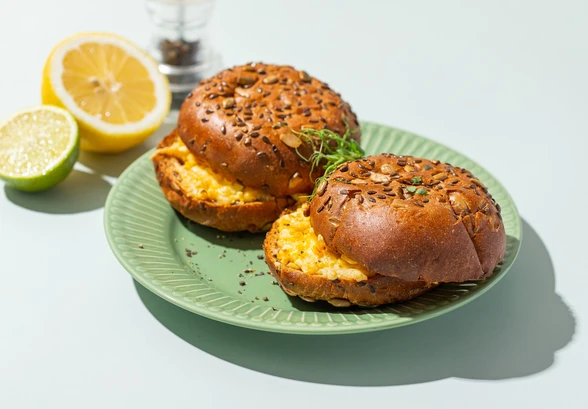 Рецепт «Горячие бутерброды с&nbsp;яйцом и&nbsp;сыром»