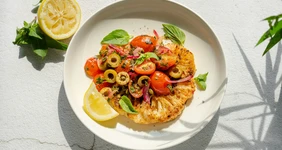 Стейк из&nbsp;цветной капусты с&nbsp;сальсой из&nbsp;томатов