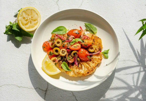 Рецепт «Стейк из&nbsp;цветной капусты с&nbsp;сальсой из&nbsp;томатов»