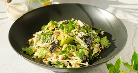 Тёплый салат из&nbsp;молодой капусты с&nbsp;нори и&nbsp;авокадо