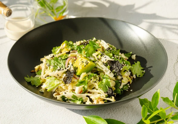 Рецепт «Тёплый салат из&nbsp;молодой капусты с&nbsp;нори и&nbsp;авокадо»