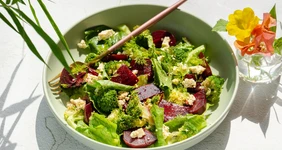 Салат со свёклой, тофу и&nbsp;брокколи