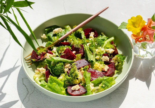 Рецепт «Салат со свёклой, тофу и&nbsp;брокколи»