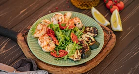 Простой гриль-салат из&nbsp;цукини и&nbsp;креветок