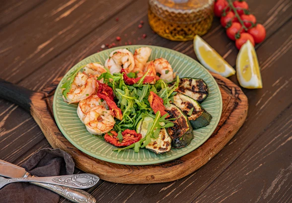 Рецепт «Простой гриль-салат из&nbsp;цукини и&nbsp;креветок»