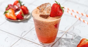 Лимонад с&nbsp;клубникой и&nbsp;матча