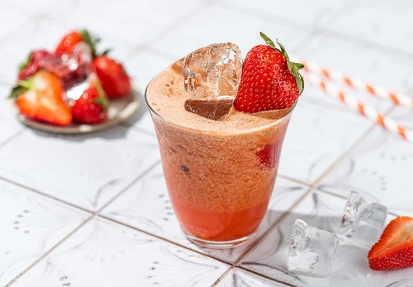 Рецепт «Лимонад с&nbsp;клубникой и&nbsp;матча»