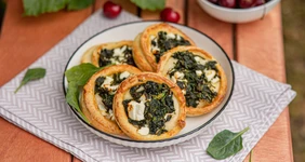 Мини-пироги со шпинатом и&nbsp;сыром фета