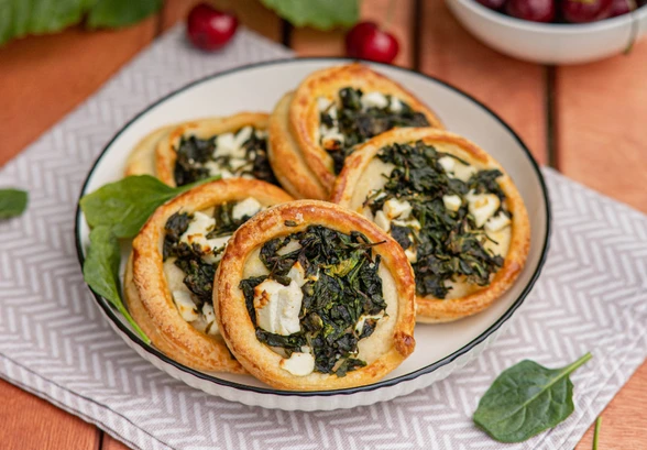 Рецепт «Мини-пироги со шпинатом и&nbsp;сыром фета»